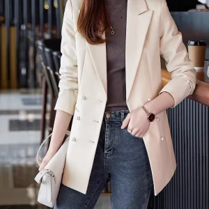 Beige kavaj med pärlknappar